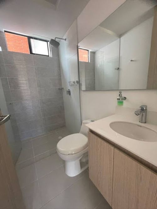 Apartamento de 3 alcobas en arriendo en Loma Del Escobero, Envigado, 89 m² · foto 5 de 10