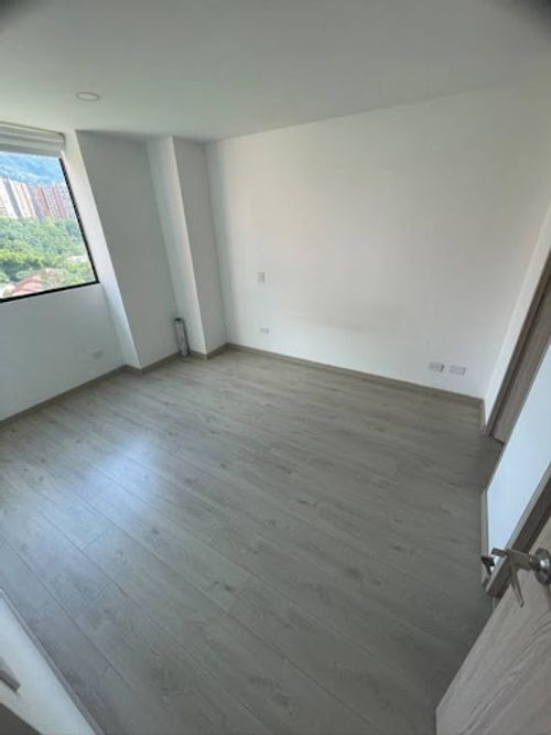 Apartamento de 3 alcobas en arriendo en Loma Del Escobero, Envigado, 89 m² · foto 6 de 10