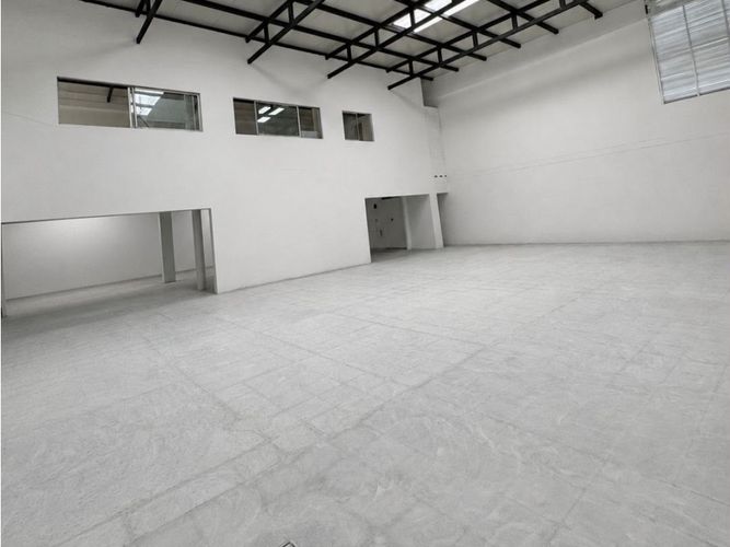 Bodega en arriendo en Manila, Medellín, 500 m² · foto 5 de 11