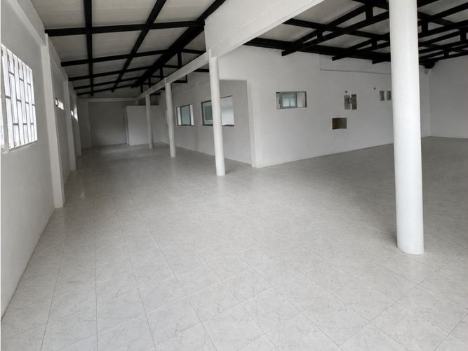 Bodega en arriendo en Manila, Medellín, 500 m² · foto 11 de 11