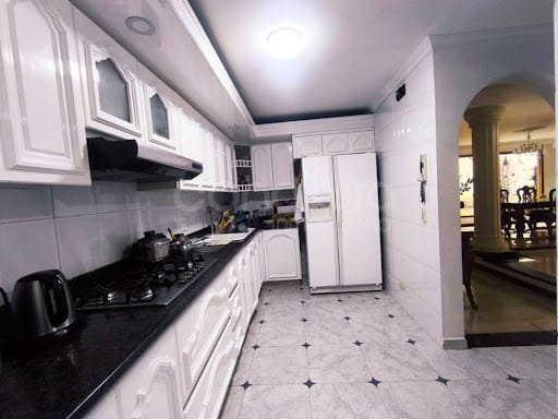 Casa de 4 alcobas en venta en Altos Del Poblado, Medellín, 350 m² · foto 2 de 24