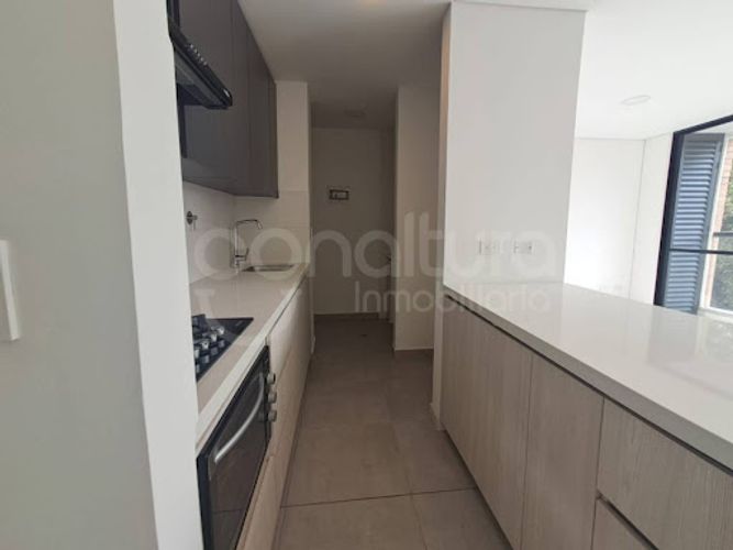 Apartamento de 3 alcobas en venta en Los Colores, Medellín, 77 m² · foto 3 de 15