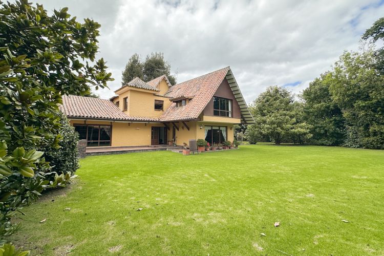 Casa de 4 alcobas en venta en Guaymaral, Bogotá, 391 m² · foto 4 de 24