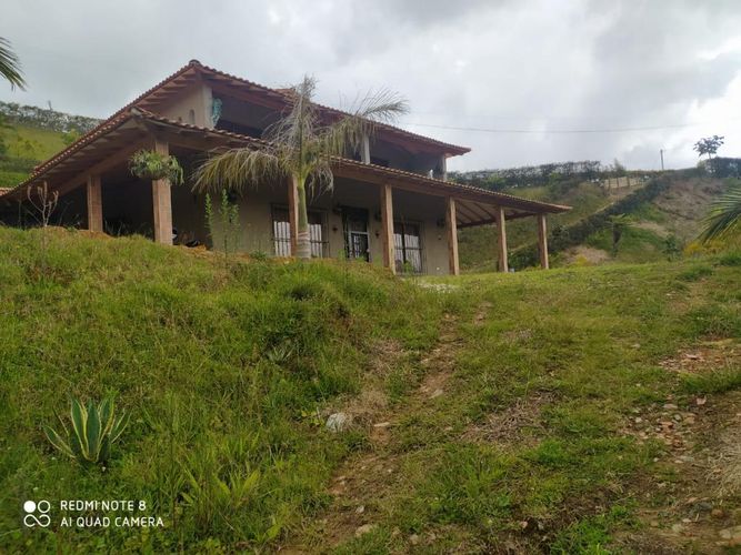 Casa de 4 alcobas en venta en Los Pinos, Rionegro, 285 m² · foto 2 de 24