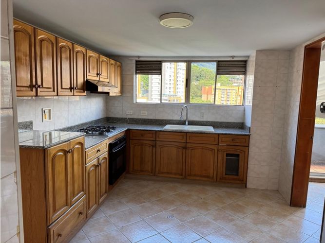 Apartamento de 3 alcobas en venta en Castropol, Medellín, 255 m² · foto 8 de 24
