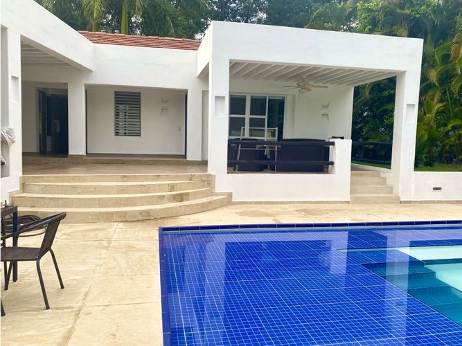 Casa de 4 alcobas en venta en Ricaurte, 300 m² · foto 2 de 8