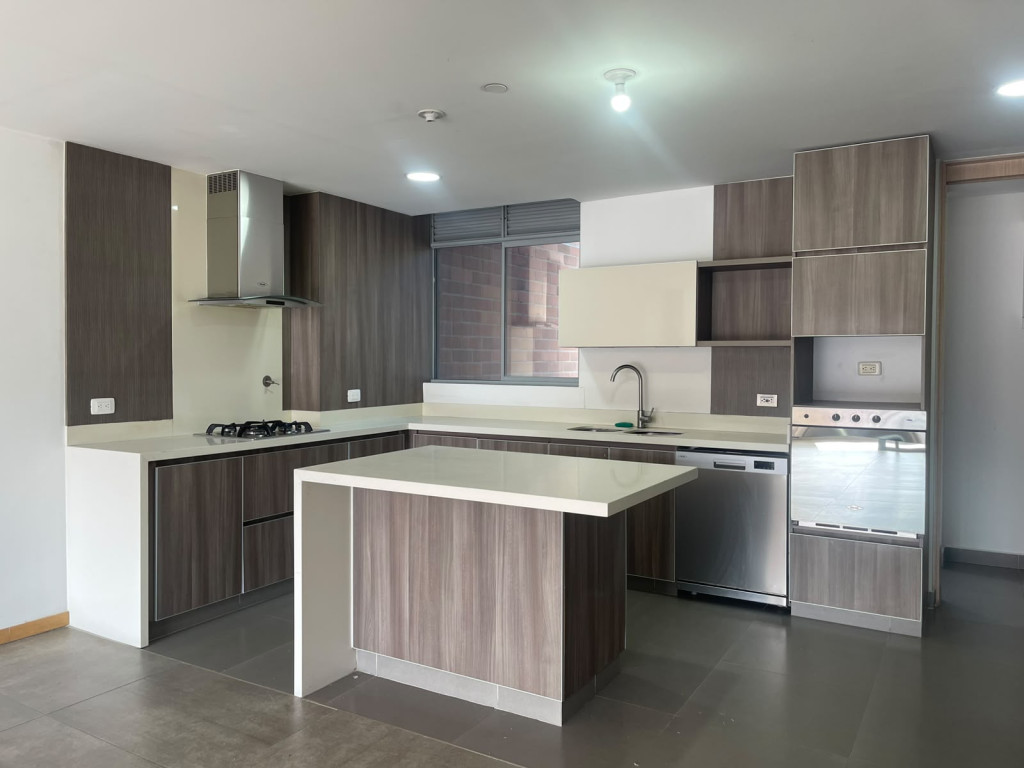 Apartamento en arriendo en Loma De Las Brujas, Envigado · foto 3 de 24