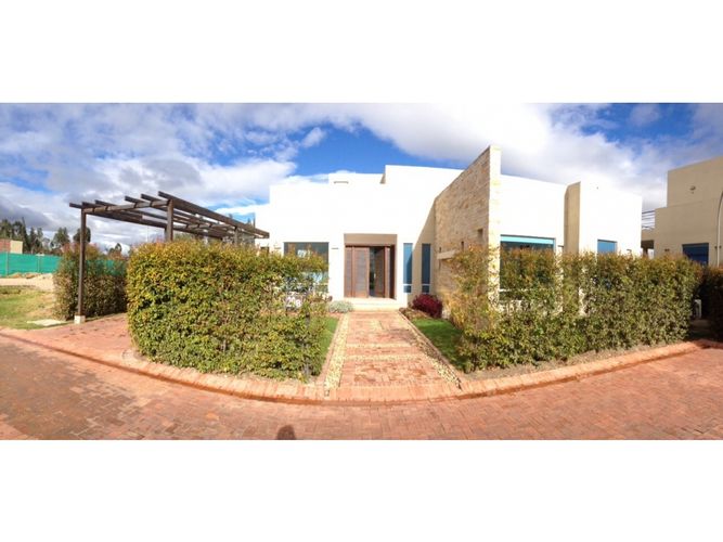 Casa de 3 alcobas en arriendo en Chuntame, Cajicá, 300 m² · foto 2 de 11