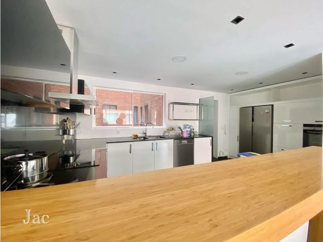 Apartamento de 3 alcobas en venta en Chicó Reservado, Bogotá, 196 m² · foto 2 de 14