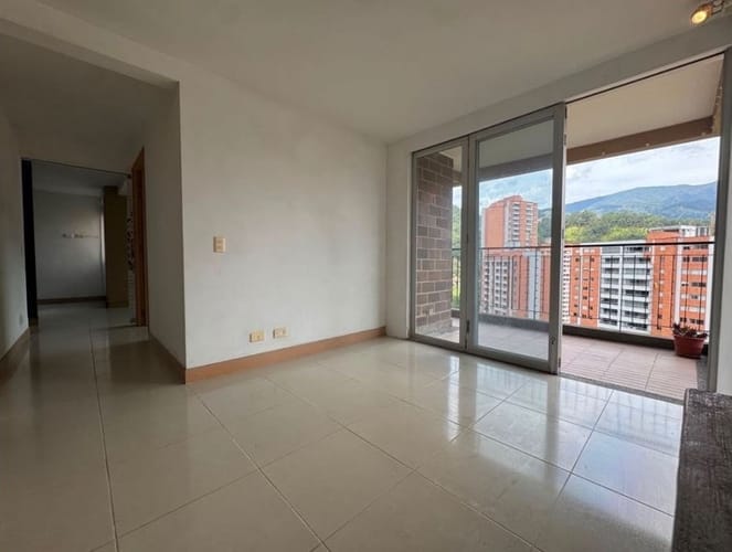 Apartamento de 2 alcobas en venta en Tres Esquinas, Sabaneta, 62 m² · foto 2 de 12