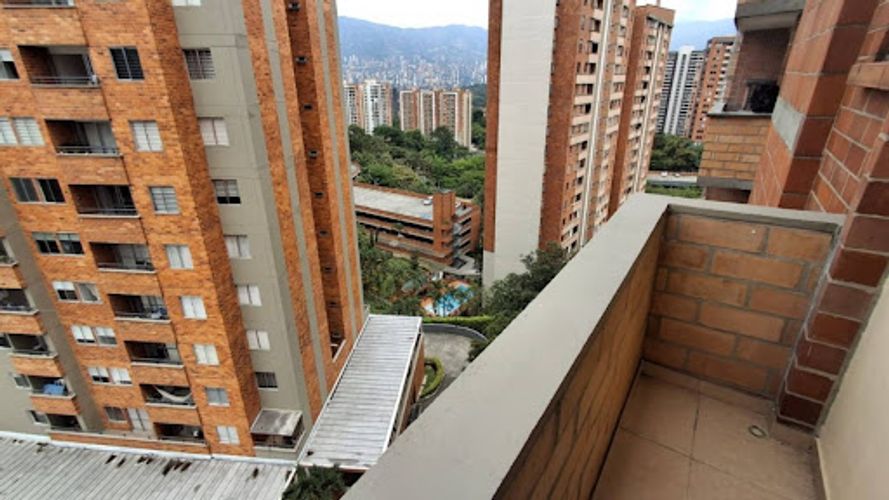 Apartamento de 3 alcobas en arriendo en Loma De Los Bernal, Medellín, 65 m² · foto 12 de 13