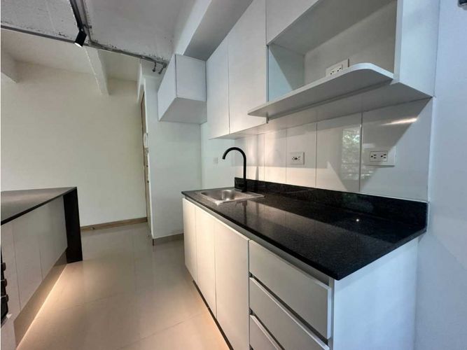 Apartamento de 2 alcobas en arriendo en El Castillo, Medellín, 90 m² · foto 2 de 17