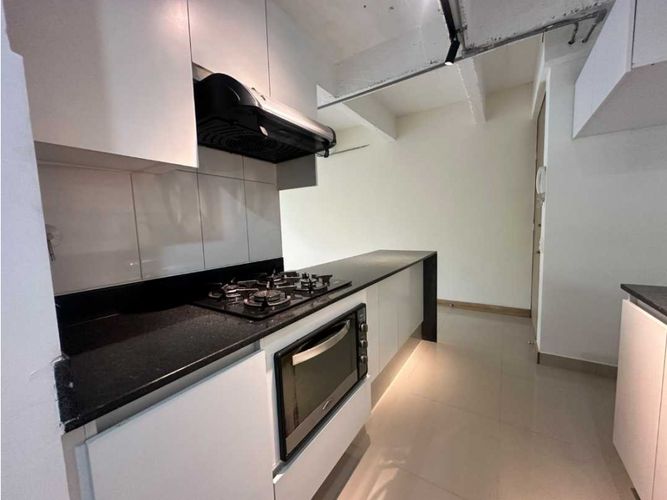 Apartamento de 2 alcobas en arriendo en El Castillo, Medellín, 90 m² · foto 3 de 17