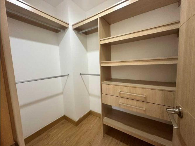 Apartamento de 2 alcobas en arriendo en El Castillo, Medellín, 90 m² · foto 12 de 17