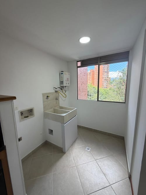 Apartamento de 3 alcobas en arriendo en Loma De Los Gonzalez, Medellín, 140 m² · foto 3 de 14