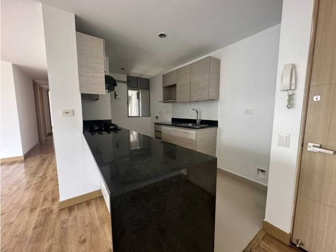 Apartamento de 3 alcobas en arriendo en El Castillo, Medellín, 100 m² · foto 2 de 17