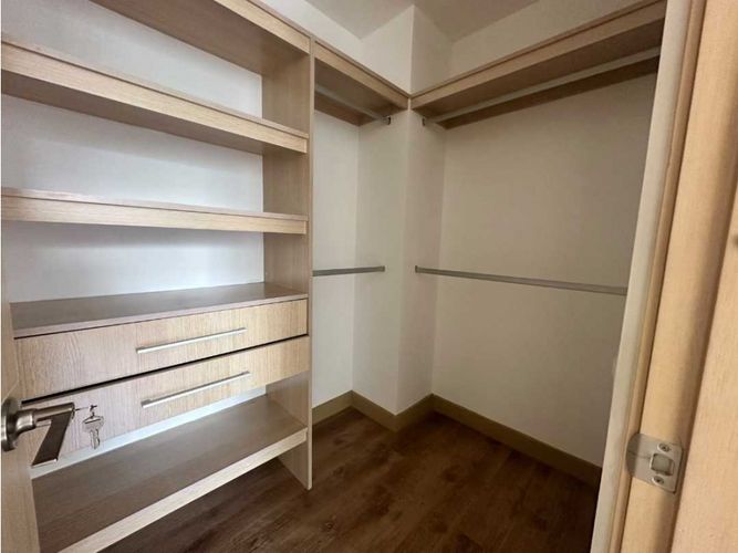 Apartamento de 3 alcobas en arriendo en El Castillo, Medellín, 100 m² · foto 13 de 17