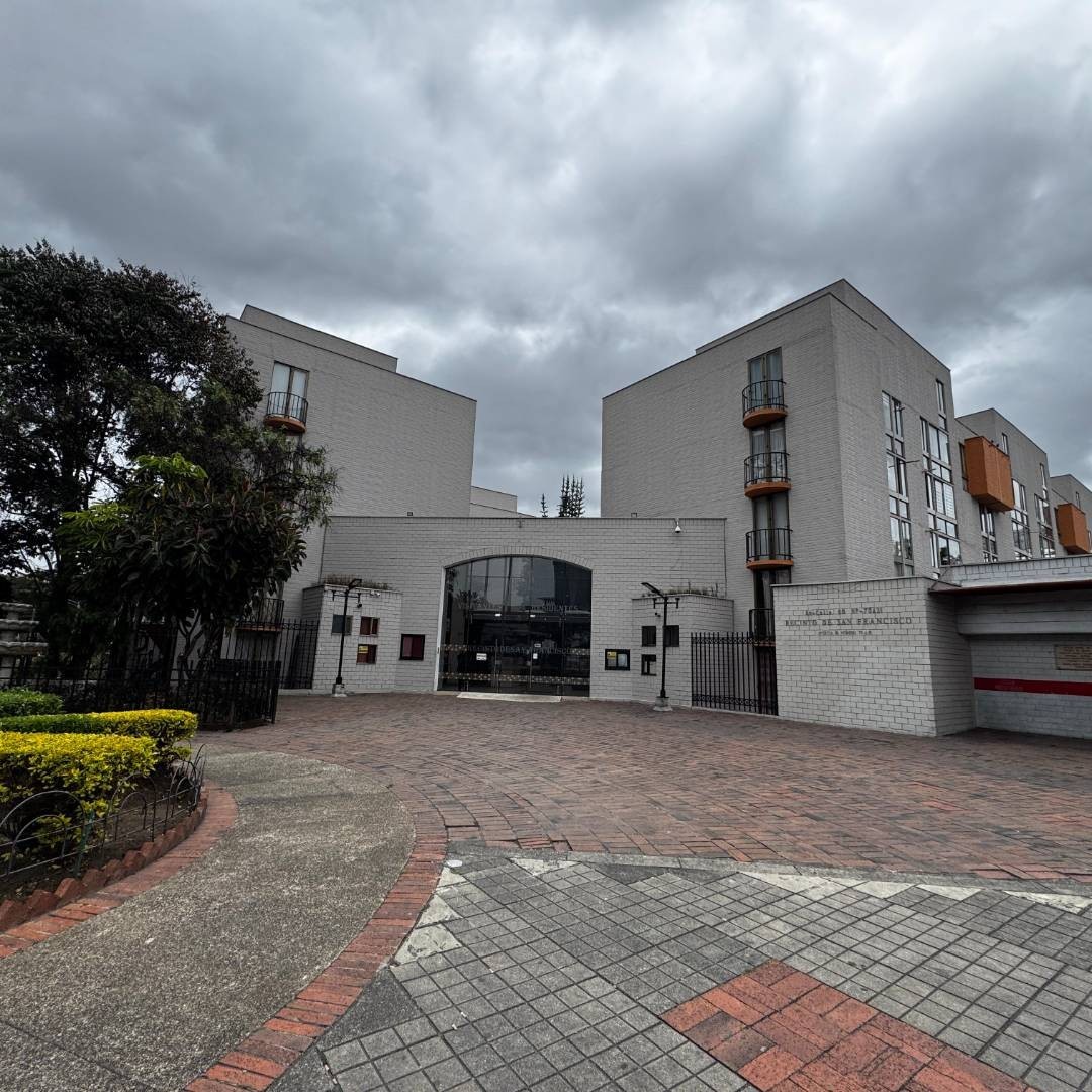 Apartamento en venta en Santa Maria Del Lago, Bogotá · foto 2 de 24