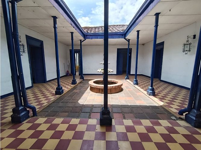 Casa de 5 alcobas en venta en Robledo, Medellín, 372 m² · foto 2 de 24