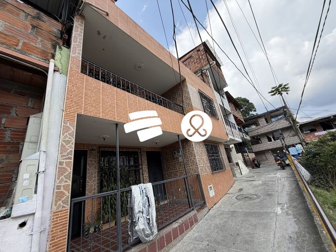 Casa de 4 alcobas en venta en Belén, Medellín, 160 m² · foto 2 de 24