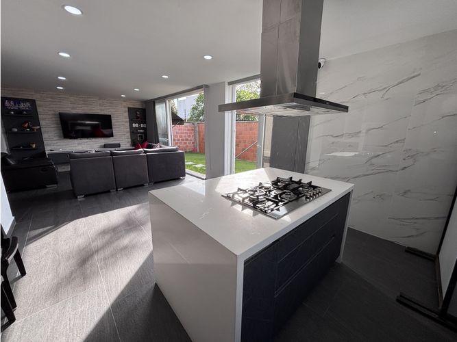 Casa de 3 alcobas en venta en El Castillo, Jamundí, 209 m² · foto 2 de 24