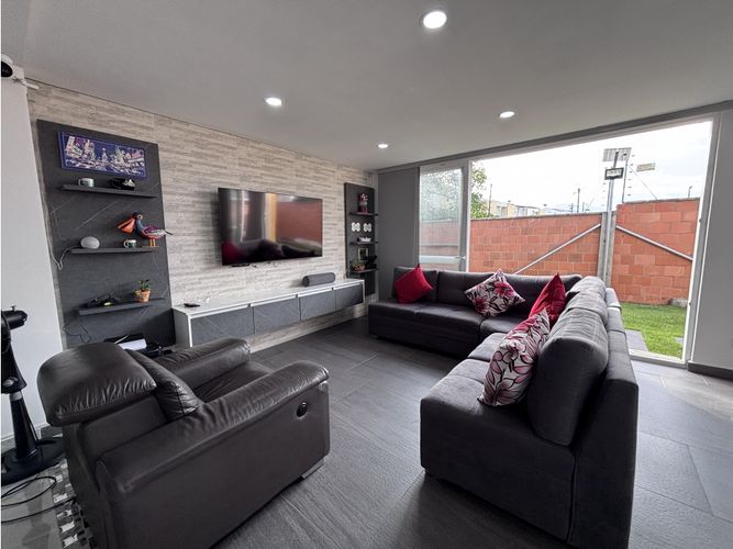 Casa de 3 alcobas en venta en El Castillo, Jamundí, 209 m² · foto 3 de 24