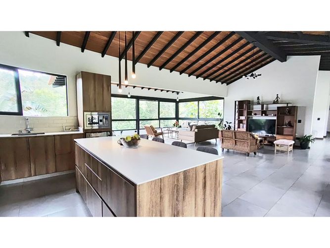Casa de 3 alcobas en venta en El Retiro, 240 m² · foto 2 de 24