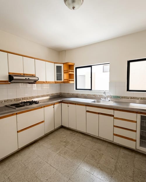 Casa de 6 alcobas en arriendo en Belen Malibu, Medellín, 300 m² · foto 11 de 23