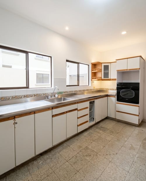 Casa de 6 alcobas en arriendo en Belen Malibu, Medellín, 300 m² · foto 12 de 23