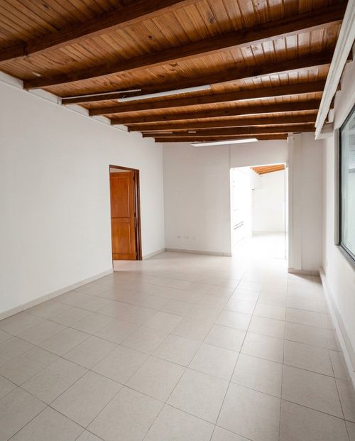 Casa de 6 alcobas en arriendo en Belen Malibu, Medellín, 300 m² · foto 15 de 23