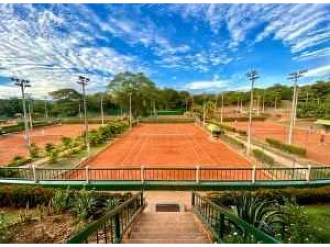 Casa de 4 alcobas en venta en Br. La Vitrina, Girardot, 330 m² · foto 13 de 23