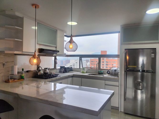 Apartamento de 2 alcobas en arriendo en El Poblado, Medellín, 130 m² · foto 5 de 16