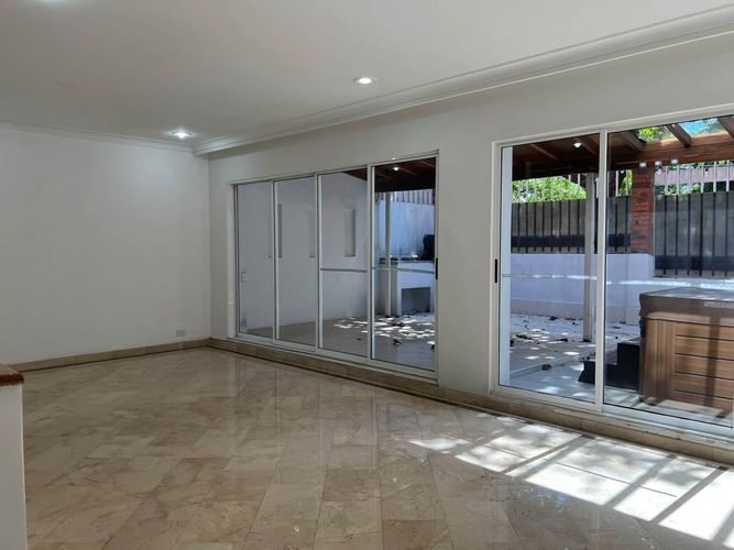 Casa de 3 alcobas en venta en El Poblado, Medellín, 229 m² · foto 2 de 20