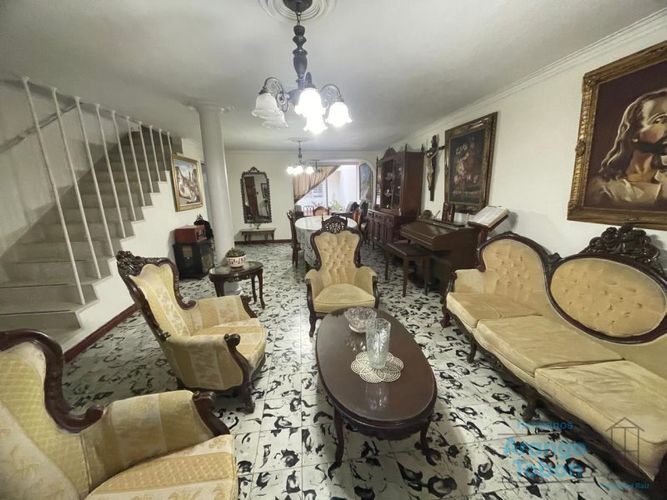 Casa de 7 alcobas en venta en Belén Rosales, Medellín, 310 m² · foto 3 de 24