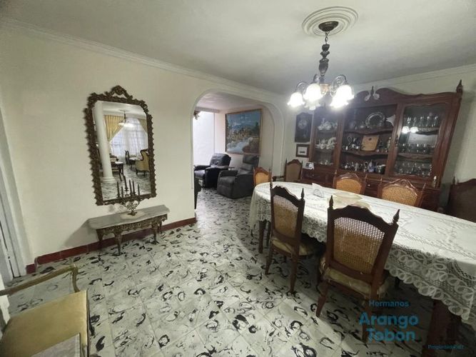 Casa de 7 alcobas en venta en Belén Rosales, Medellín, 310 m² · foto 4 de 24