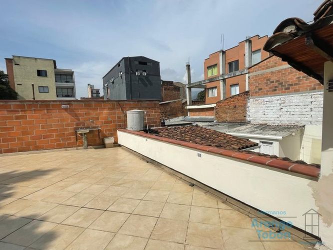 Casa de 7 alcobas en venta en Belén Rosales, Medellín, 310 m² · foto 18 de 24