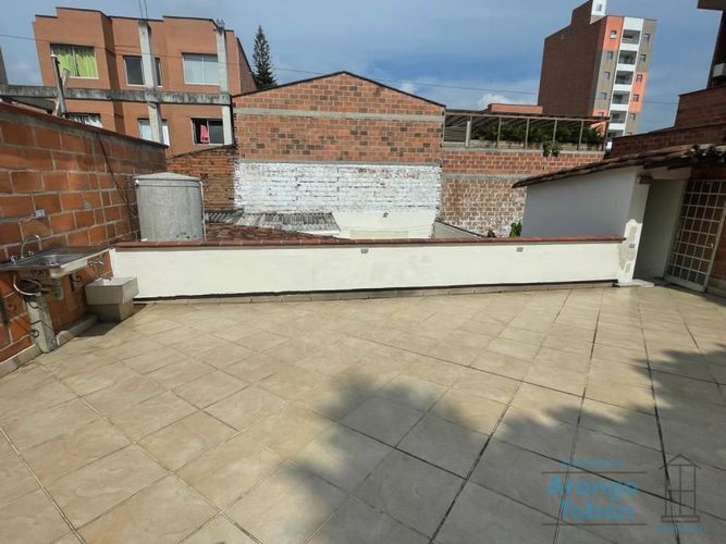 Casa de 7 alcobas en venta en Belén Rosales, Medellín, 310 m² · foto 19 de 24