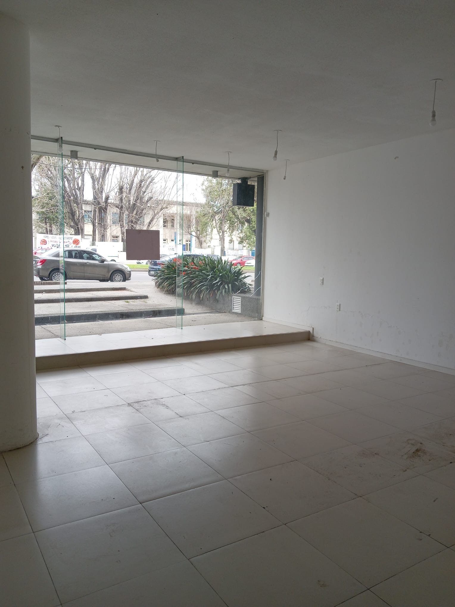 Gran local comercial en excelente punto. · Foto 3