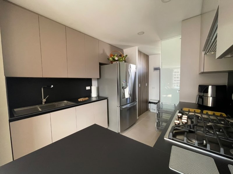 Apartamento en arriendo en El Poblado, Medellín · foto 2 de 17