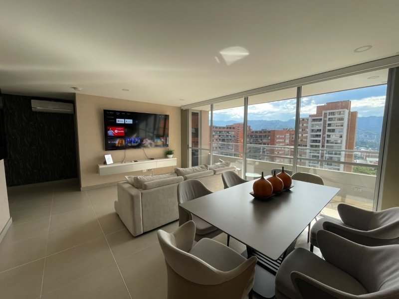 Apartamento en arriendo en El Poblado, Medellín · foto 3 de 17