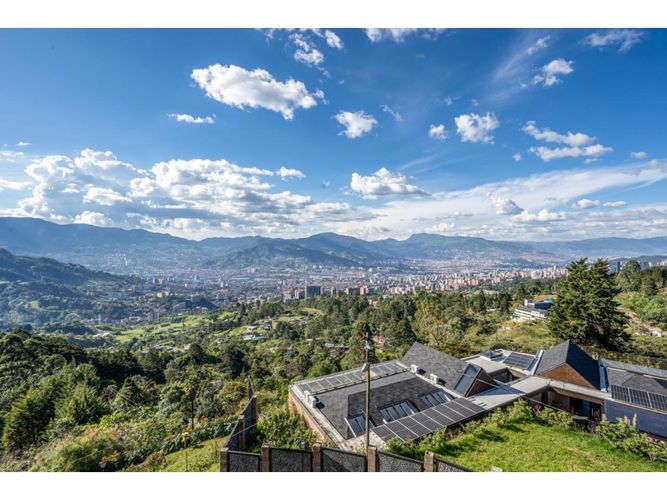 Casa de 7 alcobas en venta en Loma Del Escobero, Medellín, 1030 m² · foto 2 de 20