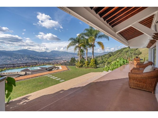 Casa de 7 alcobas en venta en Loma Del Escobero, Medellín, 1030 m² · foto 3 de 20