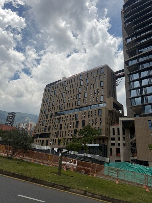 Oficina en arriendo en Las Lomas, Medellín, 695 m² · foto 2 de 18