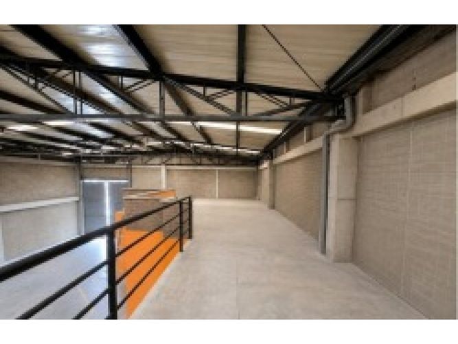 Bodega en arriendo en San Juan Bautista, Itagüí, 379 m² · foto 2 de 5