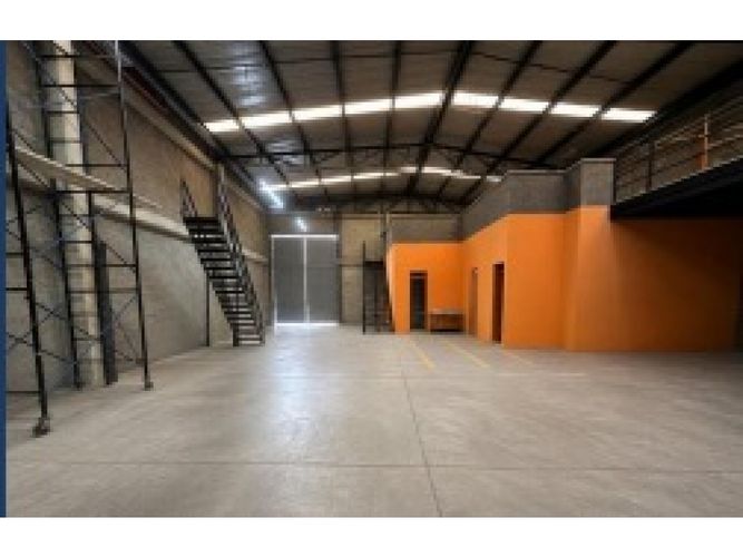 Bodega en arriendo en San Juan Bautista, Itagüí, 379 m² · foto 4 de 5