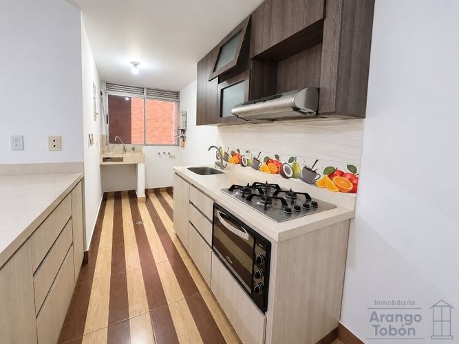 Apartamento de 3 alcobas en venta en Los Colores, Medellín, 75 m² · foto 2 de 14