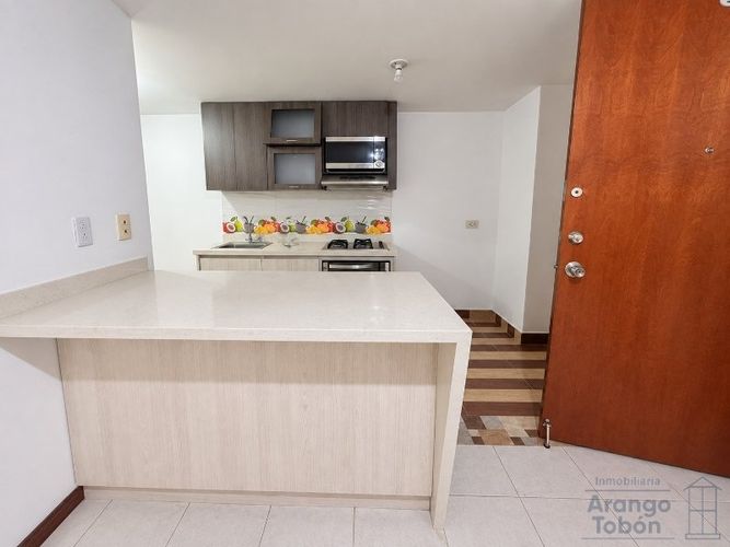 Apartamento de 3 alcobas en venta en Los Colores, Medellín, 75 m² · foto 3 de 14