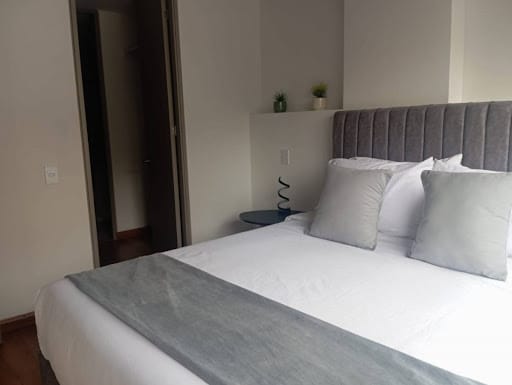 Apartamento de 1 alcoba en venta en Chico Norte, Bogotá, 49 m² · foto 8 de 12