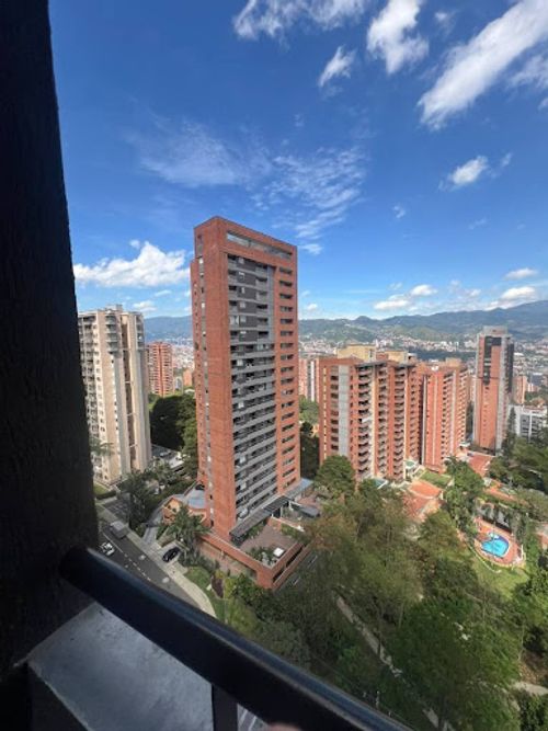 Apartaestudio en venta en Loma De Los Gonzalez, Medellín, 63 m² · foto 2 de 20