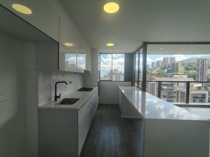 Apartamento de 2 alcobas en arriendo en El Poblado, Medellín, 95 m² · foto 3 de 17